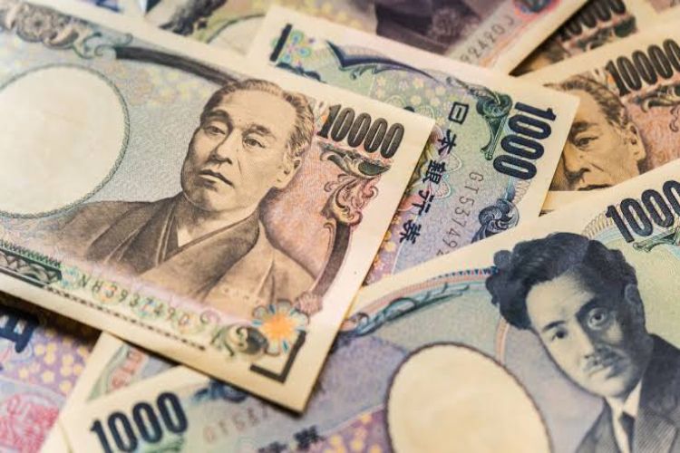 Japan's exports and imports rise on weak yen, trade deficit recorded in June