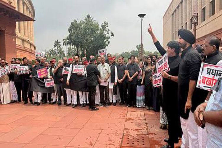 Opposition parties protest in Parliament premises, demanding resignation of Shah and Pradhan