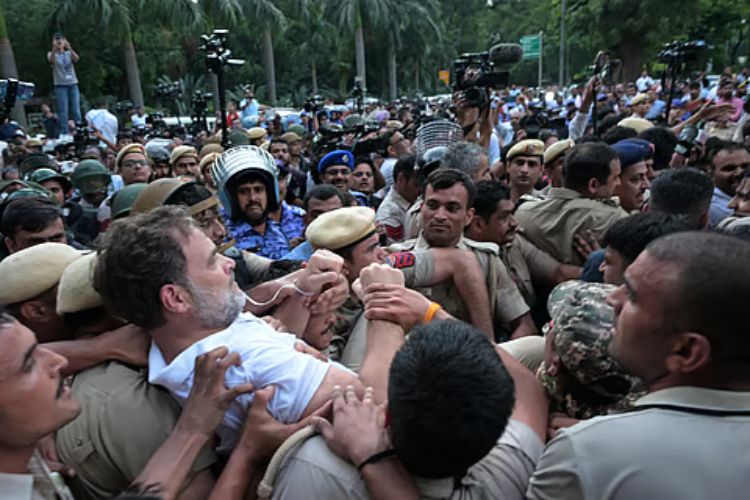 मणिपुर मेंCongress protests in Manipur against detention of Rahul and other party leadersकांग्रेस ने राहुल एवं अन्य पार्टी नेताओं को हिरासत में लिये जाने के विरूद्ध प्रदर्शन किया