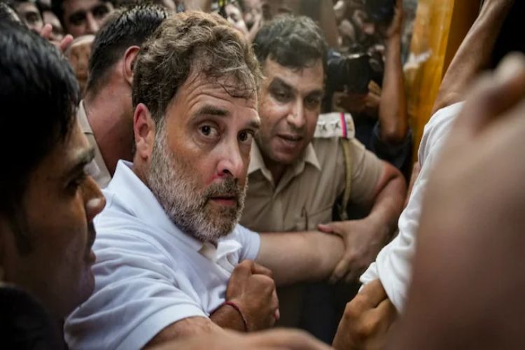 BJP and Congress protest against each other in Uttar Pradesh over Rahul Gandhi's protest