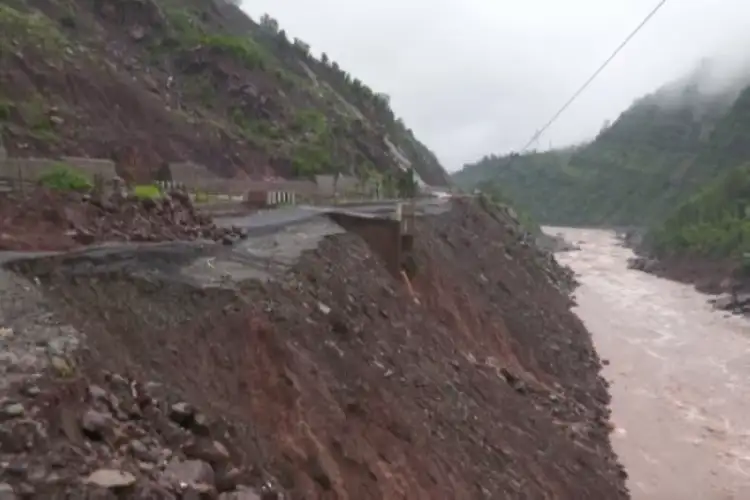 Jammu-Srinagar NH-44 caves in near Dewal bridge amid heavy rain