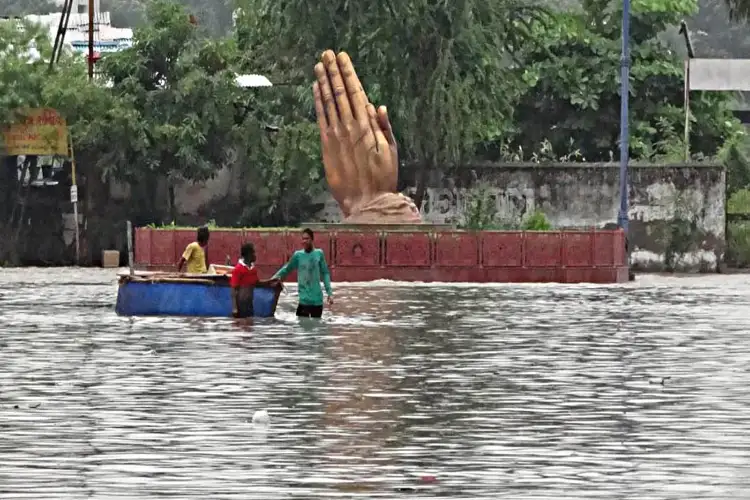 Heavy rainfall inundates parts of Surat rural; Kim River in spate, traffic disrupted