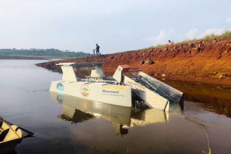 Dumka engineering students' water cleaning robot will clean the pond at Basukinath Dham.