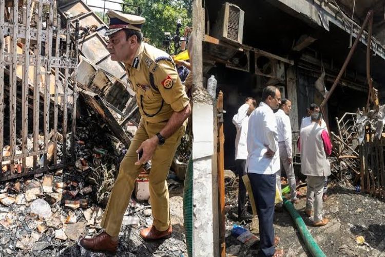 LDA begins demolition of a building after a fire in Lucknow