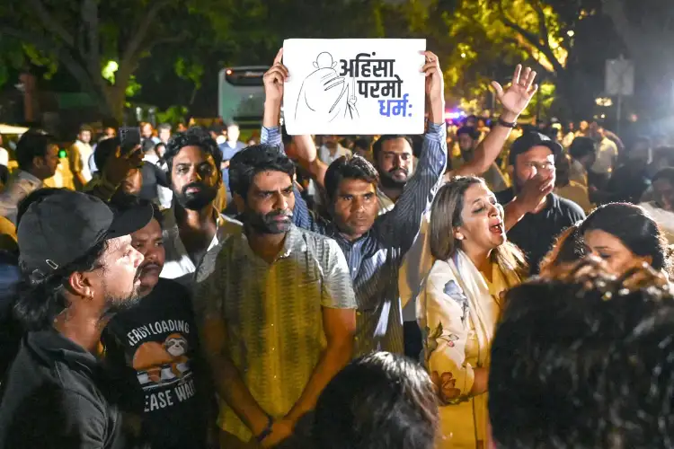 Delhi: Liquor shops to close by 8 pm over weekend amid student protest at Jantar Mantar