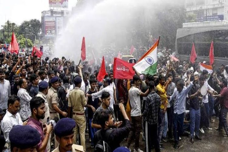 Left wing students took to the streets in support of the Bihar bandh, protesters clashed with the police.