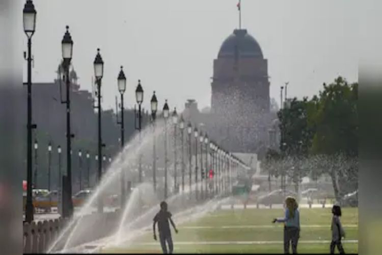 Delhi recorded a minimum temperature of 28.6 degrees Celsius.