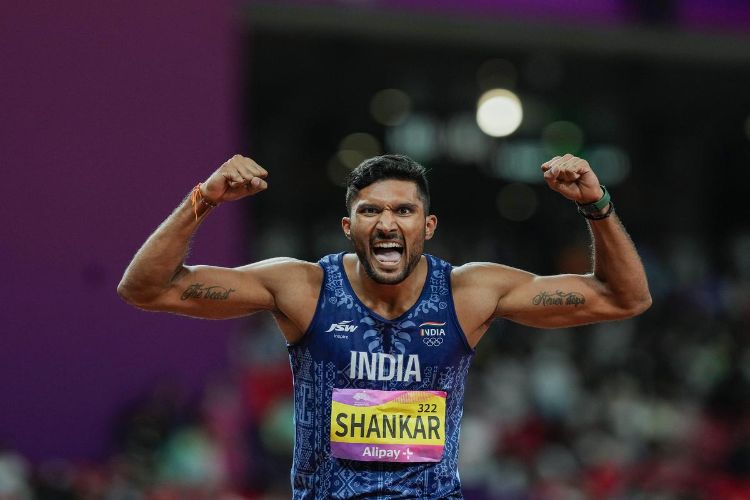 Tejaswin couldn't hold back his tears after being ruled out due to injury, but he helped Kushare.