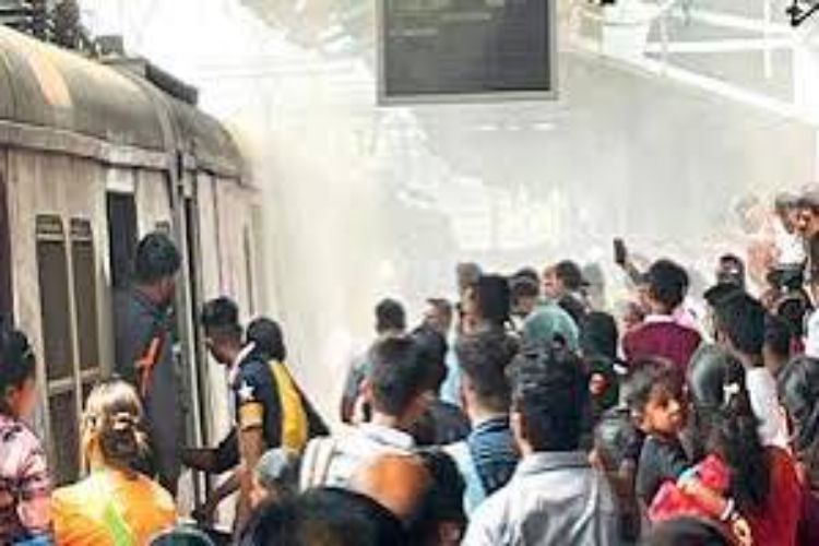 Smoke emanates from a coach of the Mumbai-bound Mahalaxmi Express, causing panic; no casualties