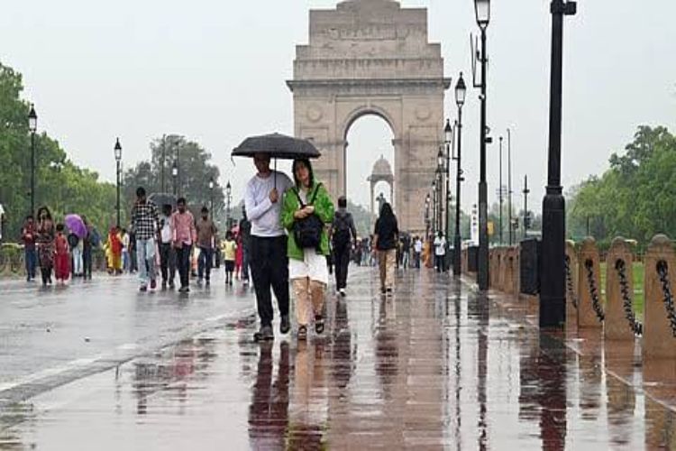 Rain lashes several parts of Delhi, 'Orange' alert issued for next few hours