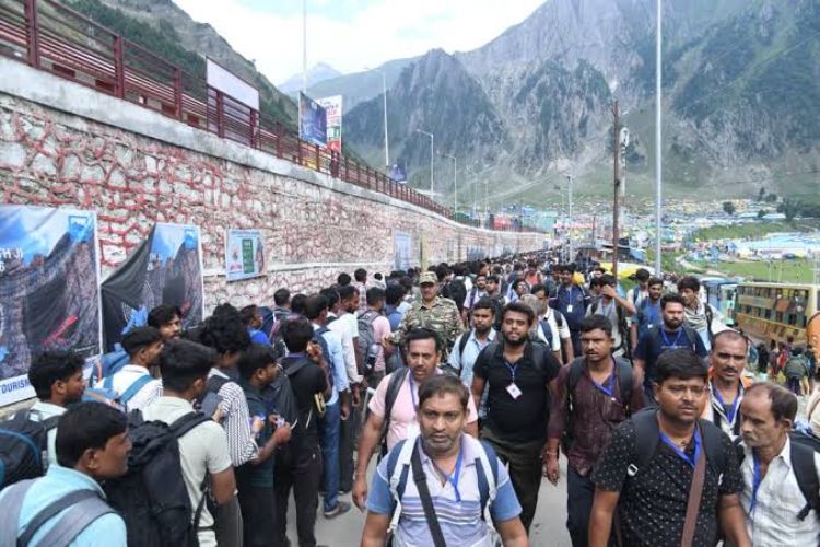 Amarnath Yatra: 21st batch of over 3,000 pilgrims leaves from Jammu