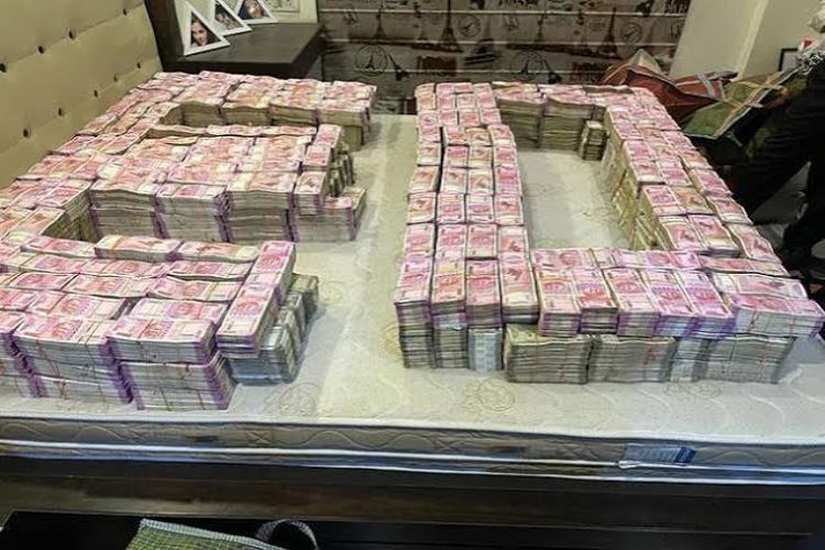 Raid on sand mafia hideout in Birbhum: 15 kg gold and Rs 5.5 crore cash seized