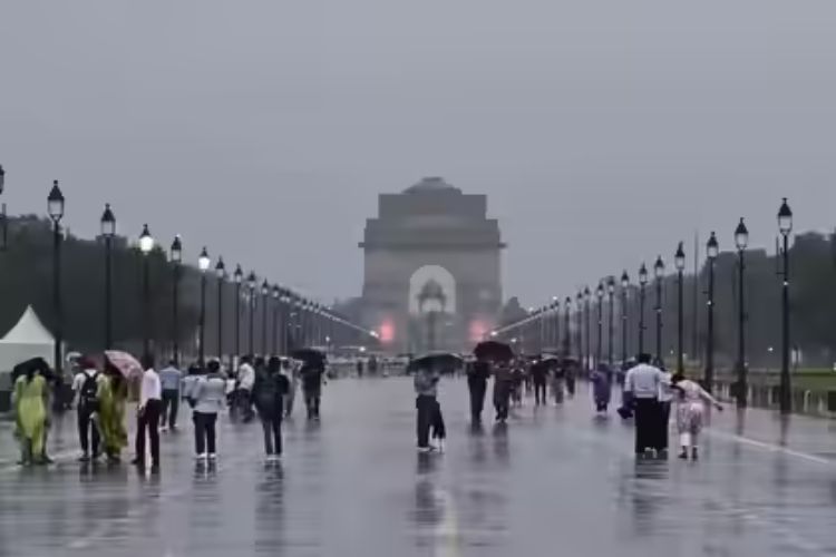 Cloudy sky with possibility of rain in Delhi
