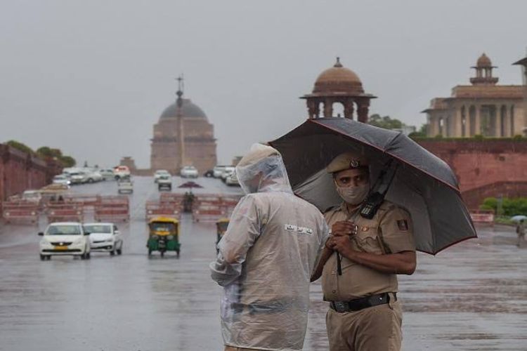 Light rain expected in Delhi, minimum temperature recorded at 27.2 degrees Celsius