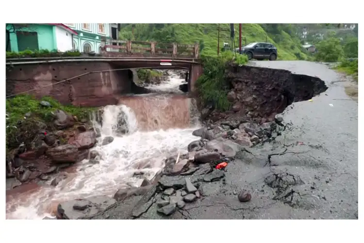 J-K: Landslide near Ramban's Ramsoo, authorities monitoring Bisleri Nala flow