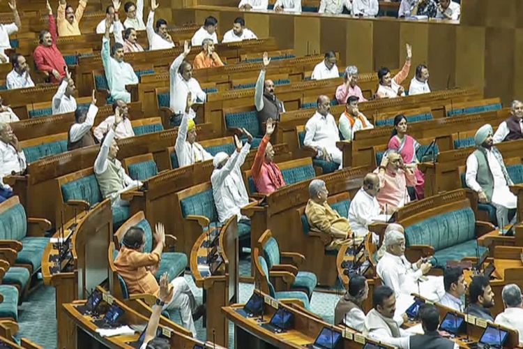 Lok Sabha adjourned till Monday due to uproar, bill passed without discussion