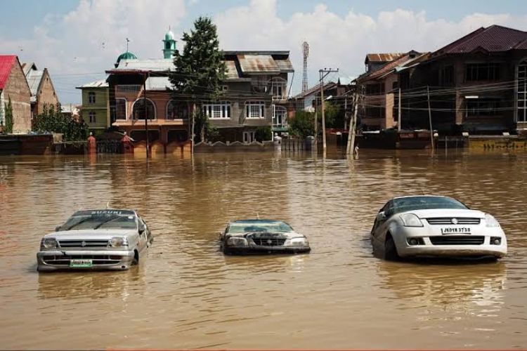 Kashmir: Heavy rains and flash floods worsen the situation