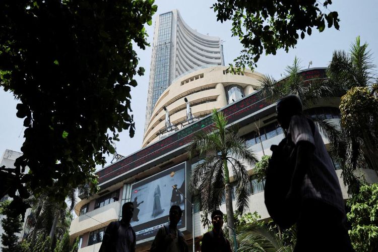Domestic stock markets rise in early trade on the back of falling crude oil prices