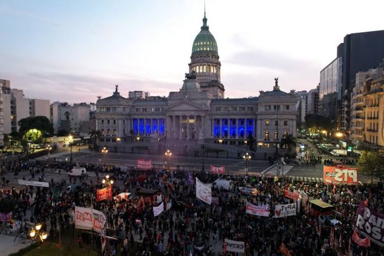 El SP protesta antes de la sesión legislativa y ataca al gobierno en varios temas