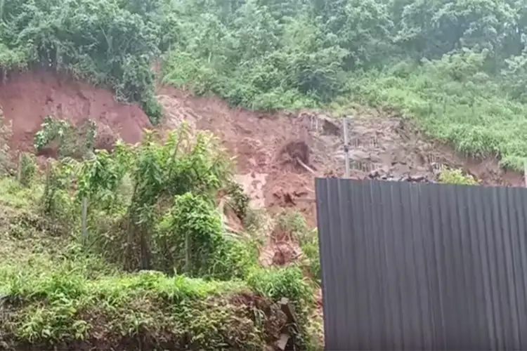 Keralam: Massive landslides triggered by heavy rainfall on Nadukani-Parappanangadi State Highway in Malappuram; traffic disrupted
