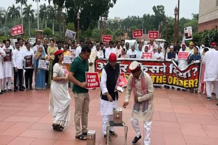Opposition MPs protested in Parliament premises over offering theft and action against students.