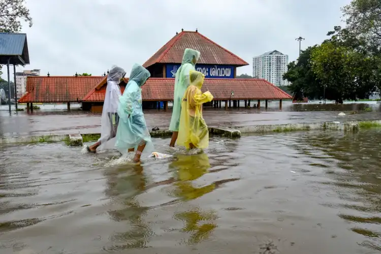 Keralam: Heavy rainfall triggers waterlogging in Kottayam; Schools, colleges shut