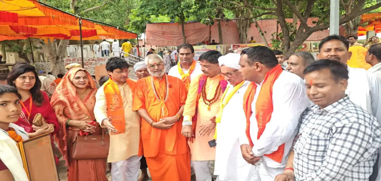 Muslim community showers flowers on the Braj Mandal Yatra in Nuh, sends a message of brotherhood.