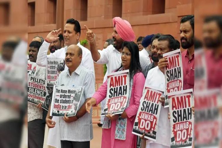 Opposition leaders march in Parliament premises over crackdown on students and 'offering theft'