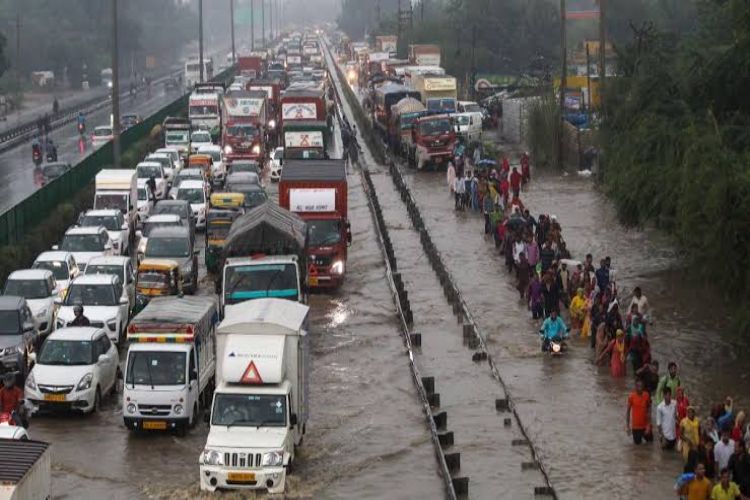Rain in Delhi causes waterlogging and traffic jams in several areas