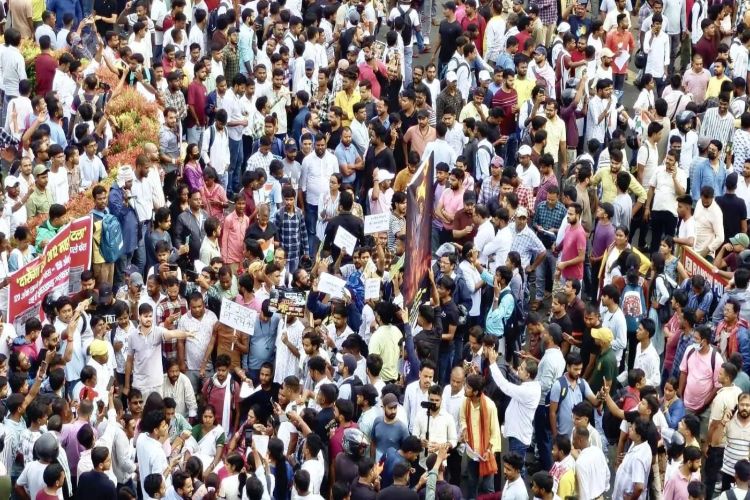 The protest against examination irregularities in Jharkhand continues for the 13th day, the issue will be raised in the Assembly.