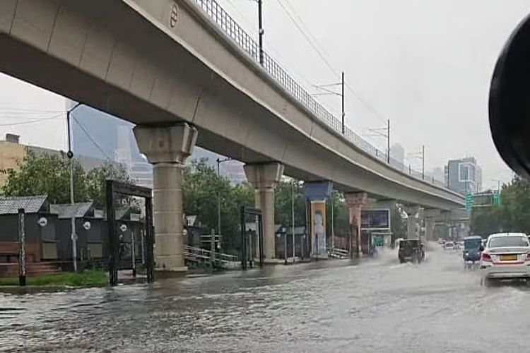 Heavy rains in Delhi cause waterlogging in many areas, long traffic jams on major roads