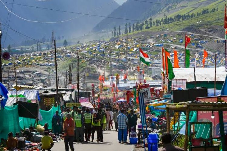 Another batch of pilgrims leaves for Amarnath in Kashmir