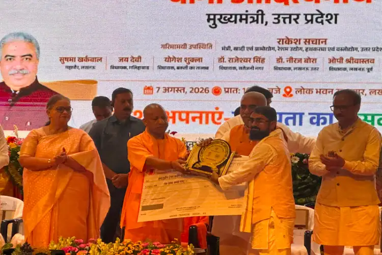 From Helper to Sant Kabir State Award: Cholapur Weaver Jamaluddin Brings Honor to Varanasi