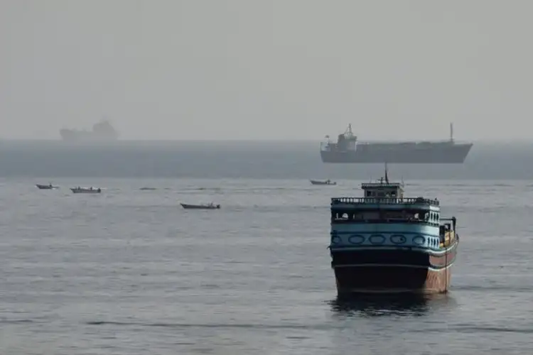 US expects Iran-Oman talks to soon reopen Strait of Hormuz: Report
