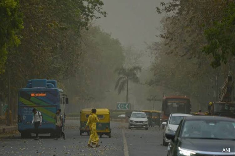 Slight drop in minimum temperature in Delhi, light to moderate rain forecast