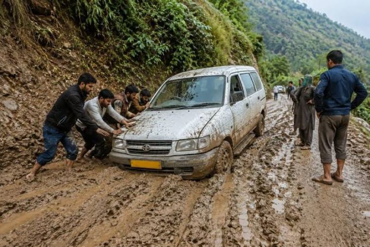 Jammu and Kashmir: Vehicle carrying sick teenager gets stuck in mud in Rajouri, dies on the way