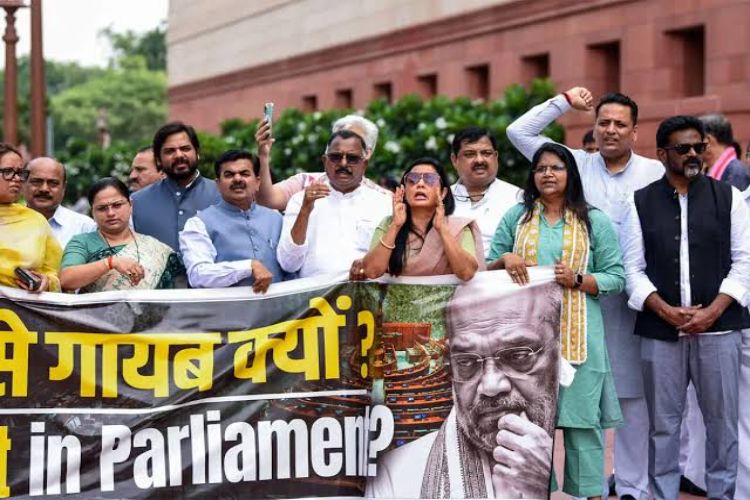 Opposition MPs protest in Parliament premises, raising the issue of 'offering theft' and action against students