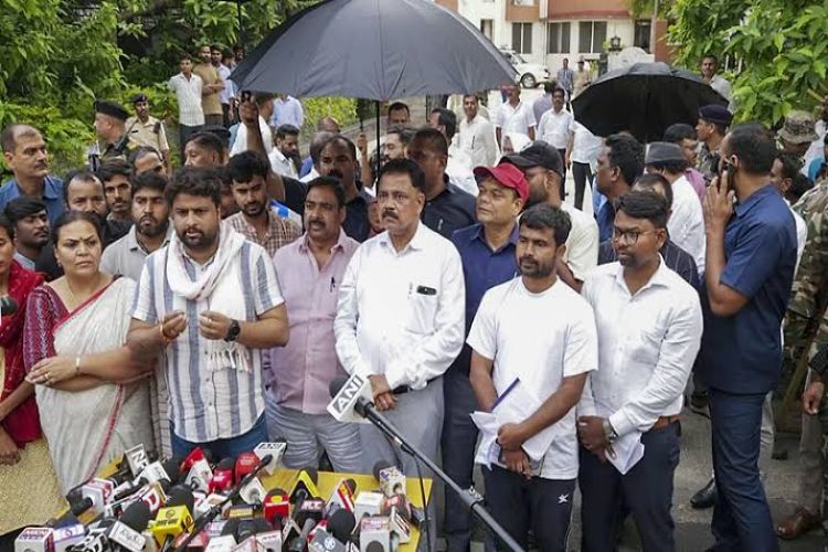 Protest against exam irregularities: BJP leaders stage sit-in outside Chief Minister's residence, several detained