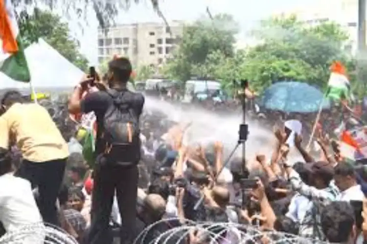 Jharkhand Police use water cannons against protesters marching towards Vidhan Sabha