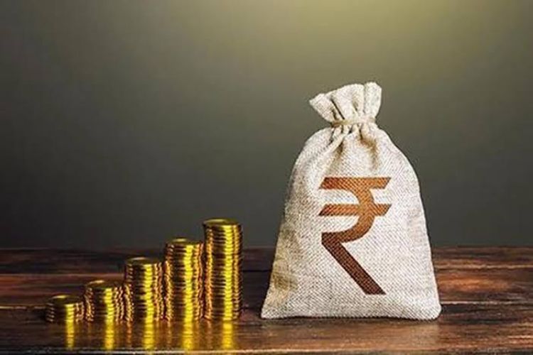 Rupee falls 11 paise to 95.28 per dollar on rise in crude oil prices