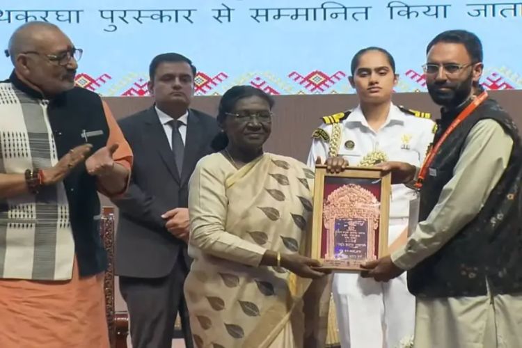 J&K CM congratulates artisans who received National Handloom Awards