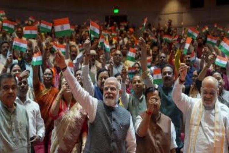 NDA MPs welcomed Modi by waving the tricolour at the 'Mangal Milan' meeting.