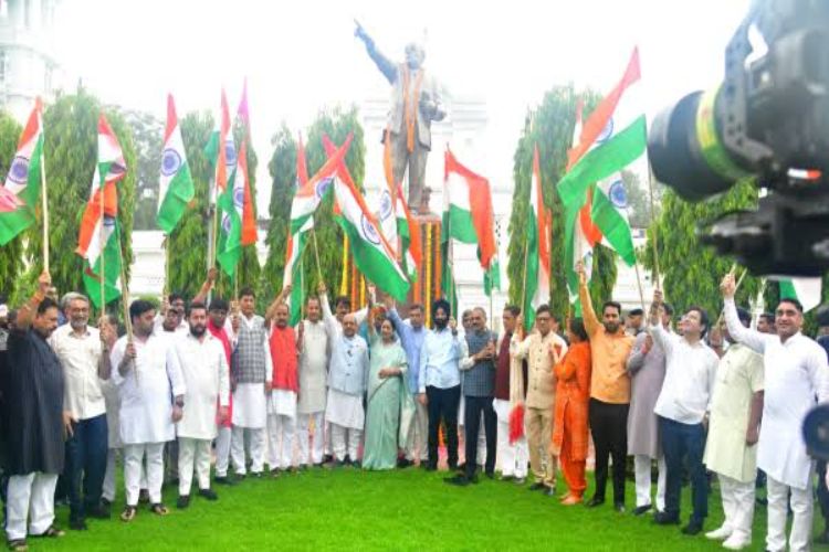 Chief Minister Rekha Gupta participated in the Tiranga Yatra along with the Speaker of the Legislative Assembly.
