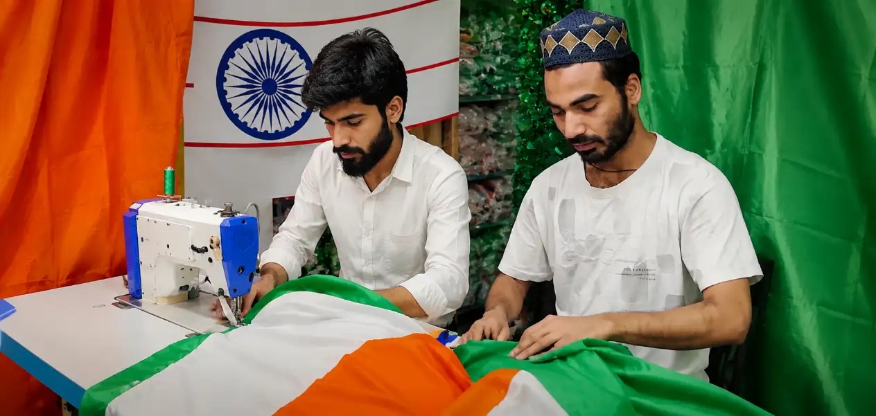 Delhi’s ‘Flag Uncle’ and the legacy of the Tricolour: A journey that began with the 1962 war—today, three generations are stitching the nation’s pride.