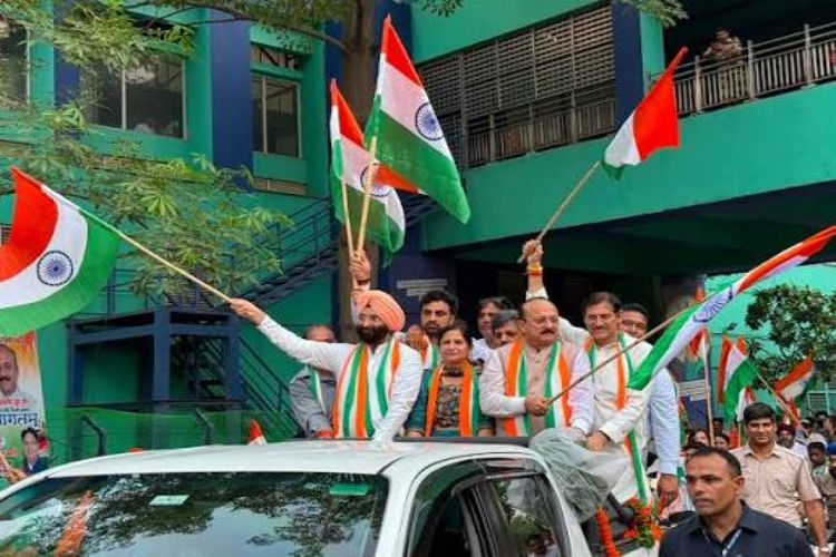 Delhi Chief Minister and BJP President participated in the Tiranga Yatra on the Path of Duty