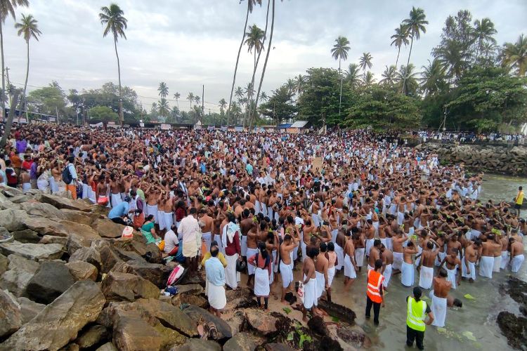 Kerala: Thousands of people gathered for 'Bali Tarpan' on the occasion of 'Karkidaka Vavu'.