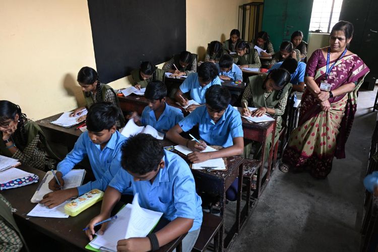 The unblemished teachers submitted a memorandum to the Education Department demanding early completion of the recruitment process.