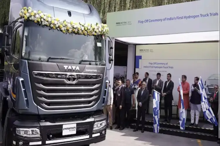 Union Minister Nitin Gadkari flags off Porter's 10,000th Electric Truck in Delhi