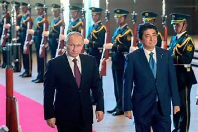 Japan PM criticises Putin's visit to disputed islands 