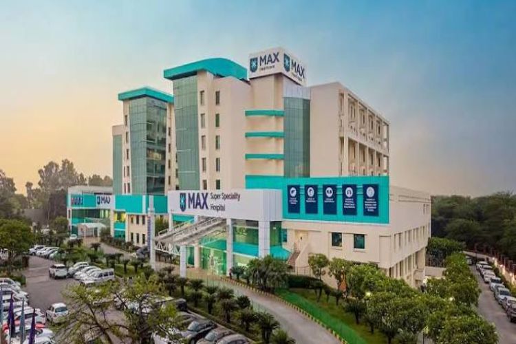Max Healthcare Institute's net profit rose 3.4 percent to Rs 357 crore in the June quarter.
